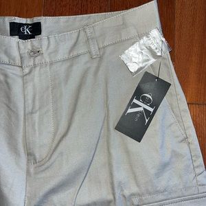 Calvin Klein Flat Front Cargo Shorts (Light Gray/30W)